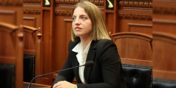 Pas protestave në shesh, Ramës i ikën një deputete; ligjvënësja e qarkut Shkodër njofton largimin nga PS