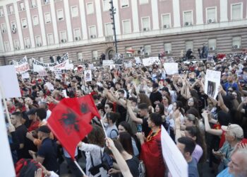 Pengimi, intimidimi i gazetarëve gjatë protestës kundër projektit të Zvërnecit, AGSH: S’janë palë, cenohet e drejta e informimit