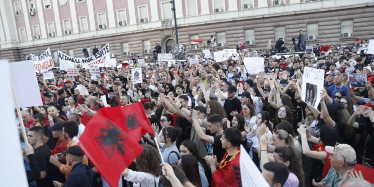 Pengimi, intimidimi i gazetarëve gjatë protestës kundër projektit të Zvërnecit, AGSH: S’janë palë, cenohet e drejta e informimit