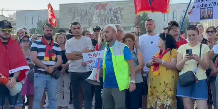 Për 10-ën ditë protestuesit para Kryeministrisë: Rama n'burg, Berisha n'burg; Organizatori: Kini durim, betejë do zgjasë disa ditë