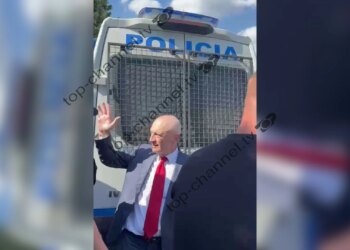 Përfundon dreka e mortit; Ilir Meta përshëndetet me familjarët dhe miqtë, ish-presidenti niset drejt qelisë