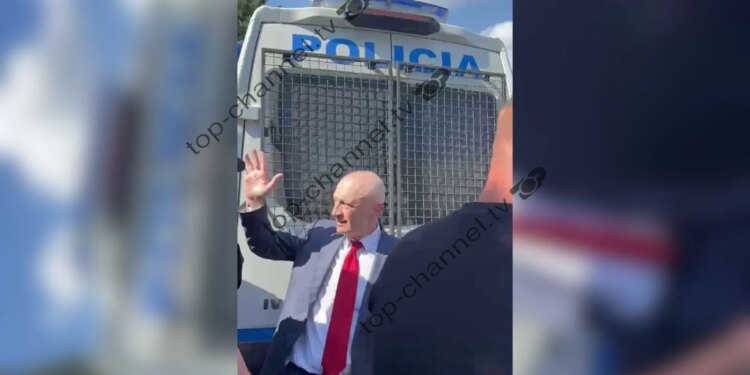 Përfundon dreka e mortit; Ilir Meta përshëndetet me familjarët dhe miqtë, ish-presidenti niset drejt qelisë