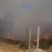 Periferia e Vlorës përfshihet nga flakët; erërat afrojnë zjarrin pranë banesave, zjarrfikësit përballen me terren të vështirë