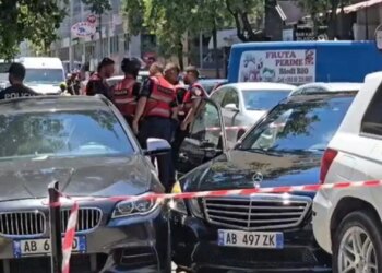 Përplasi pesë makina të parkuara, u largua me vrap; Policia e Durrësit: 31-vjeçari kishte thyer arrestin në shtëpi