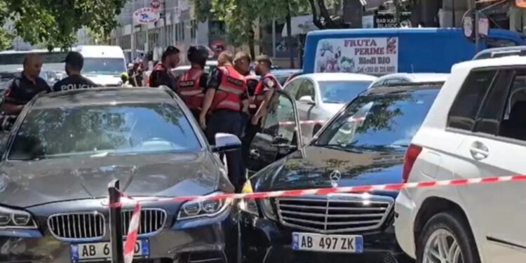 Përplasi pesë makina të parkuara, u largua me vrap; Policia e Durrësit: 31-vjeçari kishte thyer arrestin në shtëpi