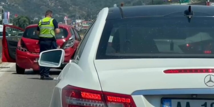 Përplasje mes tre automjeteve në autostradën Durrës-Tiranë