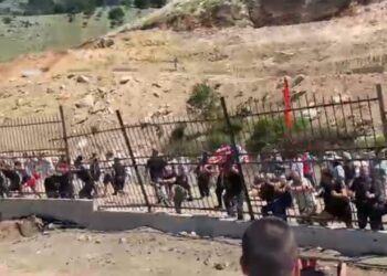 Përplasje në Rrjoll: banorët rrëzojnë gardhin metalik dhe bllokojnë mjetet e rënda