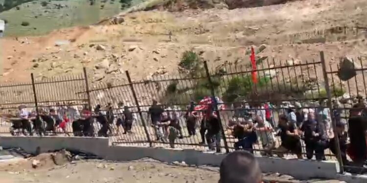 Përplasje në Rrjoll: banorët rrëzojnë gardhin metalik dhe bllokojnë mjetet e rënda