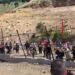 Përplasje në Rrjoll: banorët rrëzojnë gardhin metalik dhe bllokojnë mjetet e rënda