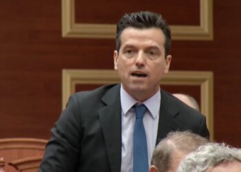 Përplasjet në Kuvend: Shehaj nuk i lejon Berishën të flasë, zëvendëskryeparlamentarja i tërheq vëmendjen