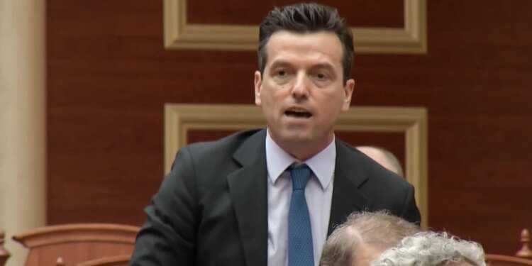 Përplasjet në Kuvend: Shehaj nuk i lejon Berishën të flasë, zëvendëskryeparlamentarja i tërheq vëmendjen