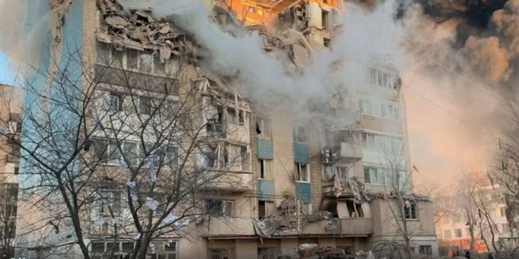 Përshkallëzim i luftës në Ukrainë: Sulm raketor ndaj Kievit, dronët ukrainas godasin një rafineri në Moskë