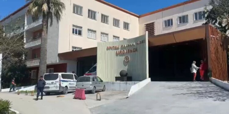 Plagosje me thikë në Vlorë, një person transportohet me urgjencë në spital; policia nis hetimet