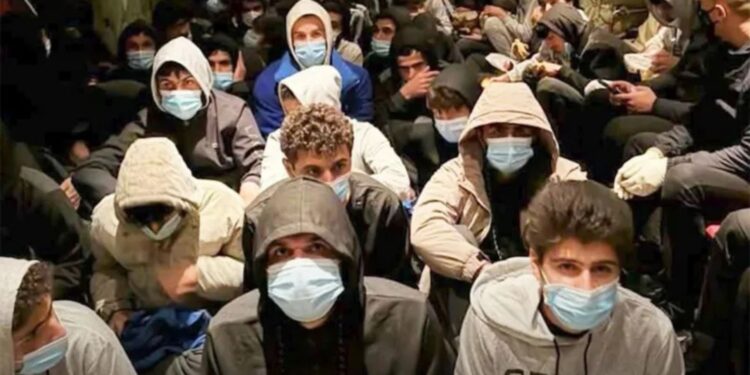 Po shkonin drejt Anglisë, 300 emigrantë u rrëmbyen dhe kërcënuan: Do ju heqim veshkat