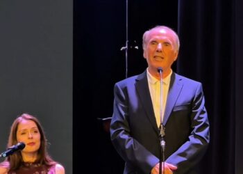 Poezia e Preç Zogaj bashkoi brezat në mbrëmjen poetike në Lezhë