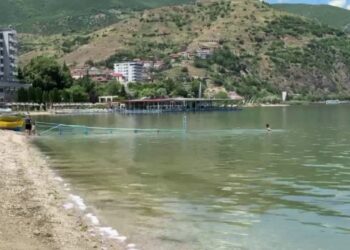 Pogradec: plazhi publik zhduket, tkurret hapësira pa pagesë — vetëm 11 metra për qytetarët