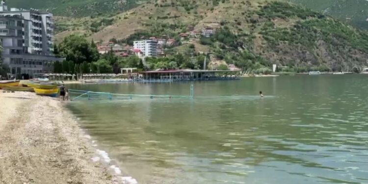 Pogradec: plazhi publik zhduket, tkurret hapësira pa pagesë — vetëm 11 metra për qytetarët