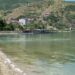 Pogradec: plazhi publik zhduket, tkurret hapësira pa pagesë — vetëm 11 metra për qytetarët