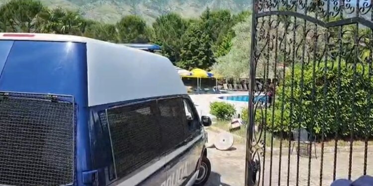 Policia e Gjirokastrës reagon lidhur me 15-vjeçarin e mbytur në pishinë: Dyshohet se pësoi infarkt