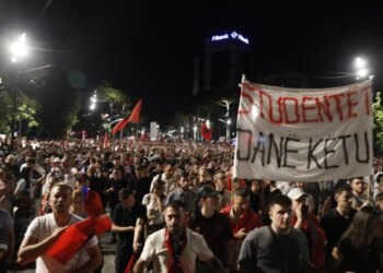 Policia procedon 16 protestues për bllokim rrugësh në Tiranë gjatë tubimit