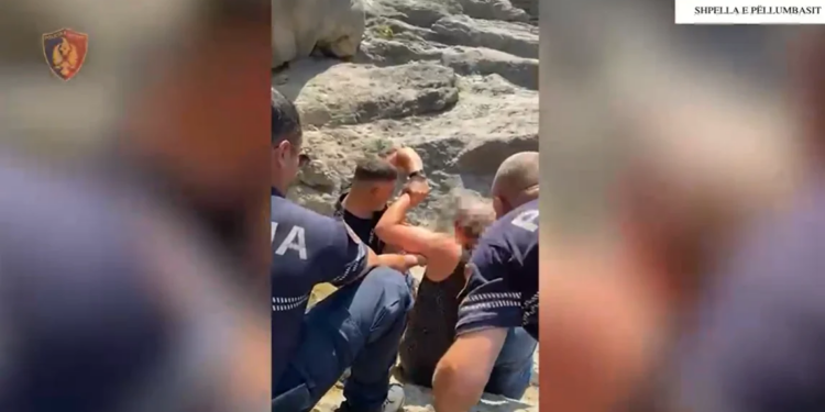 Policia shpëton dy turiste holandeze që kishin mbetur në Shpellën e Pëllumbasit në Tiranë