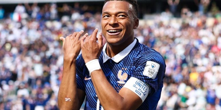 Predhë me këmbën e dobët, Kylian Mbappe i pandalshëm, vetëm tre hapa nga froni i Botërorit