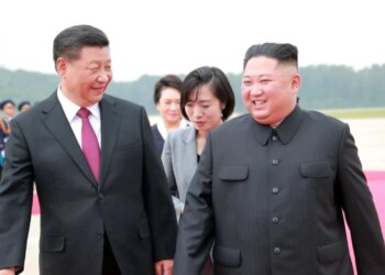 Presidenti Xi Jinping viziton Korenë e Veriut; pritet me ceremoni dhe të shtëna topi nga Kim Jong Un