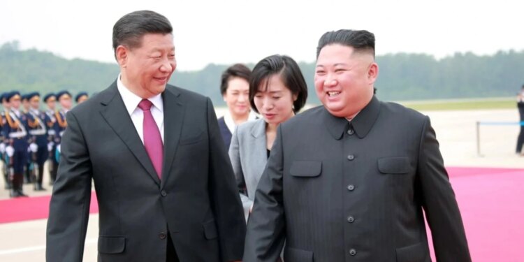 Presidenti Xi Jinping viziton Korenë e Veriut; pritet me ceremoni dhe të shtëna topi nga Kim Jong Un