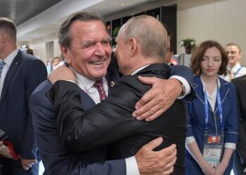 Presidenti rus Putin kërkoi të ishte ndërmjetësues i dialogut Rusi-SHBA dhe takoi ish-kancelarin Shchroder në Kremlin