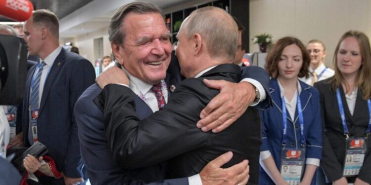 Presidenti rus Putin kërkoi të ishte ndërmjetësues i dialogut Rusi-SHBA dhe takoi ish-kancelarin Shchroder në Kremlin