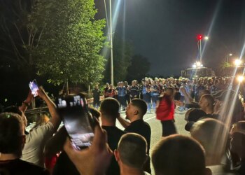 Protesta bllokon rrugën e aeroportit, protestuesit u përçanë për marshimin në autostradë dhe u ndaluan nga policia