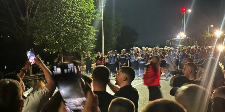 Protesta bllokon rrugën e aeroportit, protestuesit u përçanë për marshimin në autostradë dhe u ndaluan nga policia