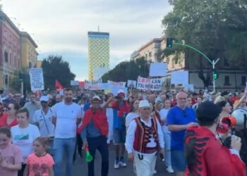Protesta, dita e 16-të në Tiranë: Pas bllokimit të Rinasit natën e kaluar, organizatorët marshojnë vetëm brenda Unazës