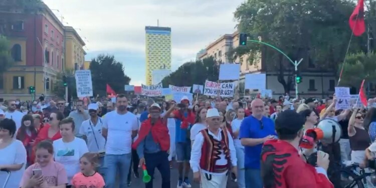 Protesta, dita e 16-të në Tiranë: Pas bllokimit të Rinasit natën e kaluar, organizatorët marshojnë vetëm brenda Unazës