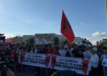 Protesta, dita e pestë për Zvërnecin: marshim nga Skënderbej drejt Kryeministrisë, gra dhe fëmijë në resht të parë