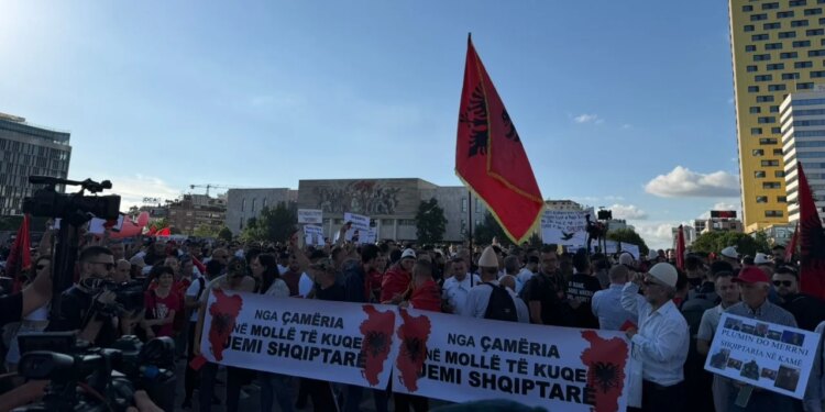 Protesta, dita e pestë për Zvërnecin: marshim nga Skënderbej drejt Kryeministrisë, gra dhe fëmijë në resht të parë