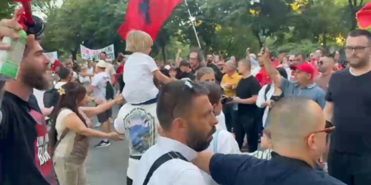 Protesta e 19-të te selia e PD: tensione, Rama n’burg, Berisha n’burg; tubuesit përplasen me demokratët