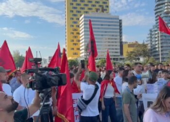 Protesta e tretë në Tiranë për Zvërncein, qytetarët marshojnë nga sheshi Skënderbej te Ministria e Brendshme dhe Kryeministria