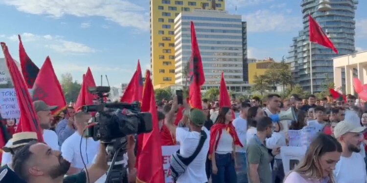 Protesta e tretë në Tiranë për Zvërncein, qytetarët marshojnë nga sheshi Skënderbej te Ministria e Brendshme dhe Kryeministria