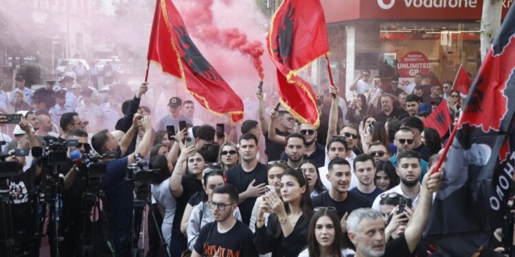 Protesta në Tiranë: Një fëmijë humbet mes qytetarëve, të gjithë protestuesve u kërkohet të ulen në gjunjë