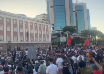 Protesta në Tiranë: Një fëmijë humbet mes turmës, qytetarët ulen në tokë