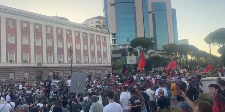 Protesta në Tiranë: Një fëmijë humbet mes turmës, qytetarët ulen në tokë