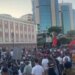 Protesta në Tiranë: Një fëmijë humbet mes turmës, qytetarët ulen në tokë