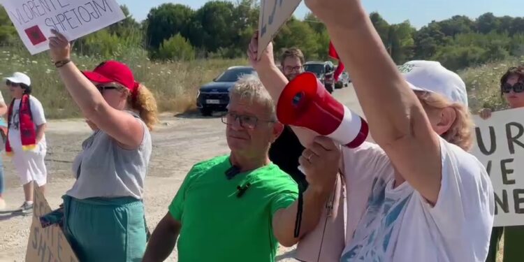 Protesta në Triport për Tecet lundruese me pjesëmarrje të ulët; vlonjatët nuk iu bashkuan thirrjes së shoqërisë civile
