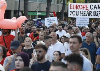 Protesta para Kryeministrisë: Vajza 5-vjeçare humbet mes turmës; qytetari: Dërgojeni te këndi i lojërave para Piramidës
