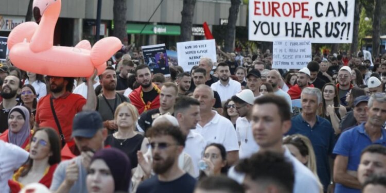 Protesta para Kryeministrisë: Vajza 5-vjeçare humbet mes turmës; qytetari: Dërgojeni te këndi i lojërave para Piramidës