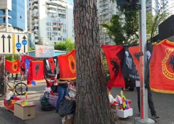 Protesta shndërrohet në biznes: në qendër të Tiranës nis shitja e qelesheve dhe flamujve kombëtarë