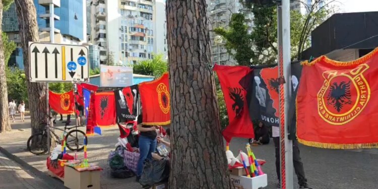 Protesta shndërrohet në biznes: në qendër të Tiranës nis shitja e qelesheve dhe flamujve kombëtarë