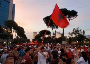 Protestat në Tiranë: Organizata e Veteranëve të UÇK — Mos keqpërdoroni simbolet tona politikisht; fyese për dinjitetin e luftës