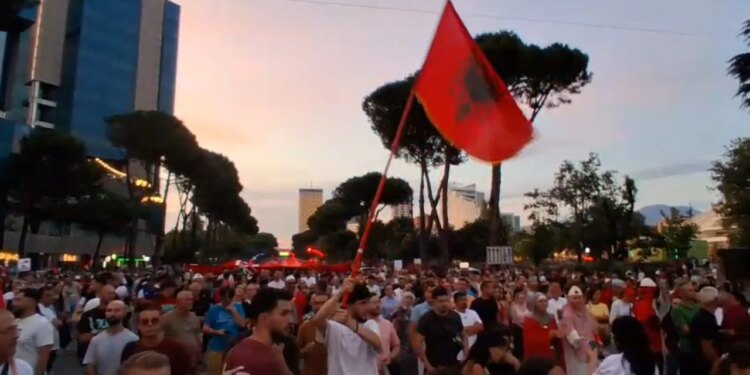 Protestat në Tiranë: Organizata e Veteranëve të UÇK — Mos keqpërdoroni simbolet tona politikisht; fyese për dinjitetin e luftës
